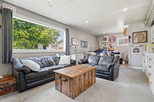 302 Frontenac Avenue Nw, Diamond Valley, AB - Indoor Photo Showing Living Room