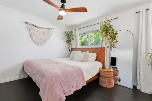 96 Waterloo Drive Sw, Calgary, AB - Indoor Photo Showing Bedroom