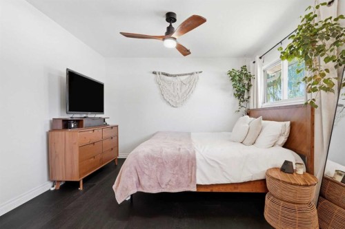 96 Waterloo Drive Sw, Calgary, AB - Indoor Photo Showing Bedroom