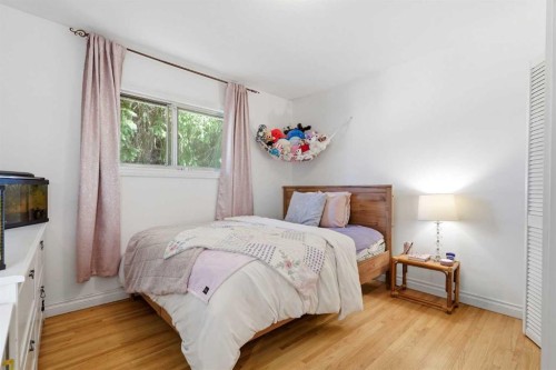 96 Waterloo Drive Sw, Calgary, AB - Indoor Photo Showing Bedroom