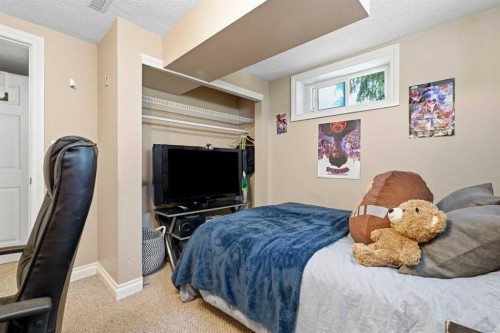 96 Waterloo Drive Sw, Calgary, AB - Indoor Photo Showing Bedroom