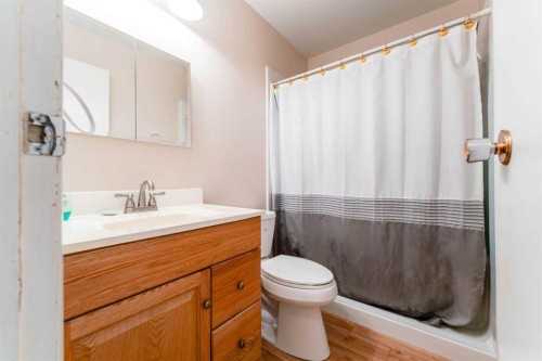 6823 4 Avenue Se, Calgary, AB - Indoor Photo Showing Bathroom