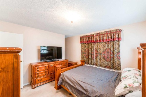 6823 4 Avenue Se, Calgary, AB - Indoor Photo Showing Bedroom