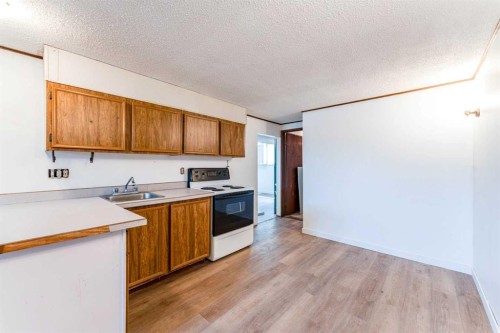 6823 4 Avenue Se, Calgary, AB - Indoor Photo Showing Kitchen