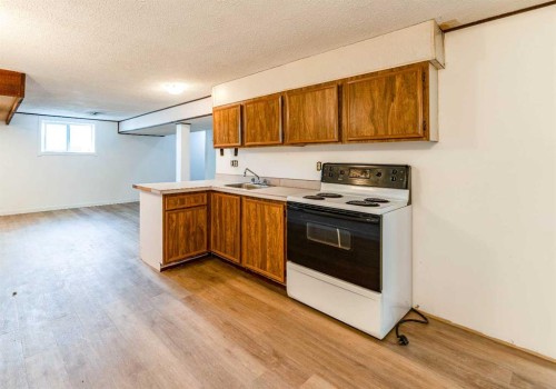 6823 4 Avenue Se, Calgary, AB - Indoor Photo Showing Kitchen