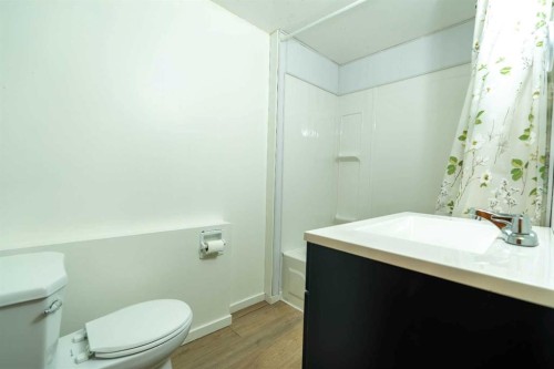 6823 4 Avenue Se, Calgary, AB - Indoor Photo Showing Bathroom