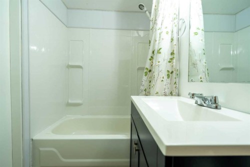 6823 4 Avenue Se, Calgary, AB - Indoor Photo Showing Bathroom