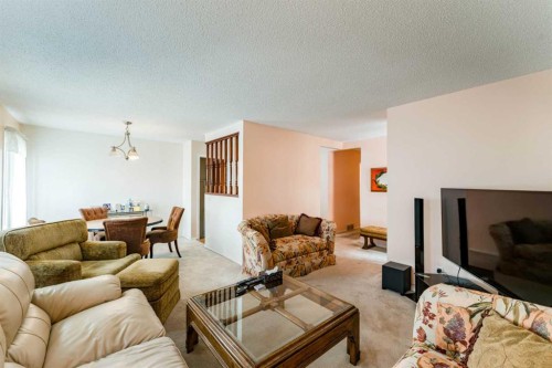 6823 4 Avenue Se, Calgary, AB - Indoor Photo Showing Living Room