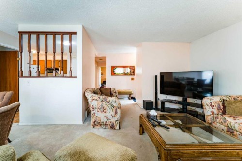 6823 4 Avenue Se, Calgary, AB - Indoor Photo Showing Living Room