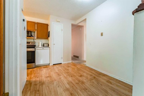 6823 4 Avenue Se, Calgary, AB - Indoor Photo Showing Other Room