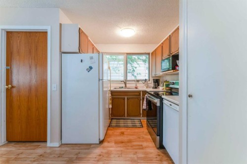 6823 4 Avenue Se, Calgary, AB - Indoor Photo Showing Kitchen