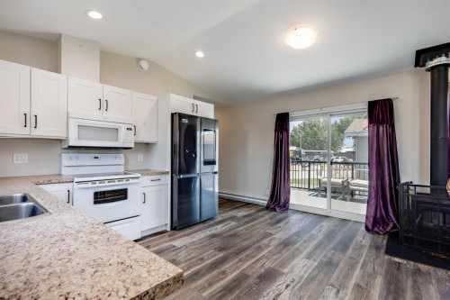 7 Trochu Avenue, Trochu, AB - Indoor Photo Showing Kitchen With Double Sink