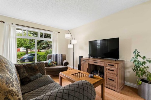152 Erin Dale Crescent Se, Calgary, AB - Indoor Photo Showing Living Room