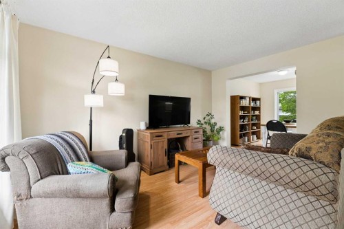 152 Erin Dale Crescent Se, Calgary, AB - Indoor Photo Showing Living Room
