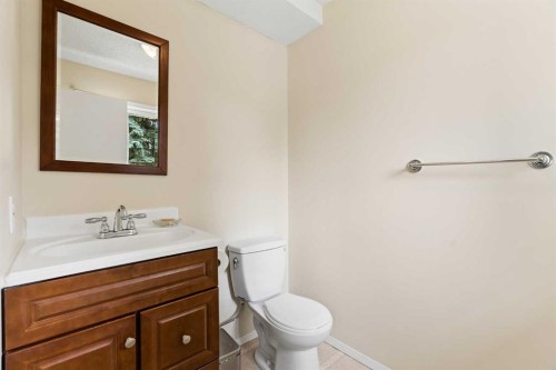 152 Erin Dale Crescent Se, Calgary, AB - Indoor Photo Showing Bathroom