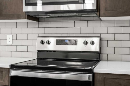 209 Bridgeport Gate North, Chestermere, AB - Indoor Photo Showing Kitchen