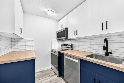 113 Midtown Close Sw, Airdrie, AB - Indoor Photo Showing Kitchen