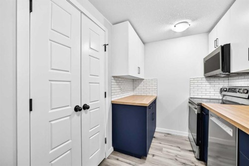 113 Midtown Close Sw, Airdrie, AB - Indoor Photo Showing Kitchen