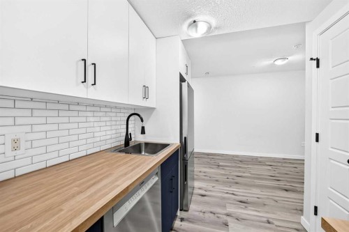 113 Midtown Close Sw, Airdrie, AB - Indoor Photo Showing Kitchen