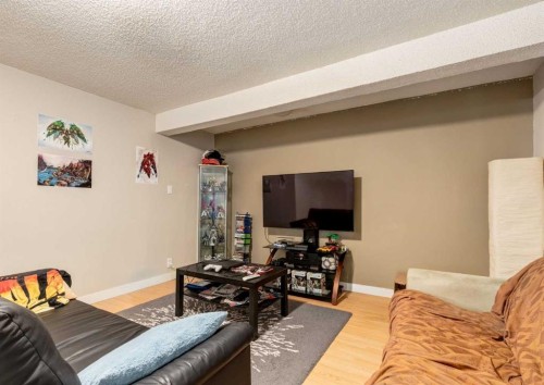 7 Lake Sylvan Close Se, Calgary, AB - Indoor Photo Showing Living Room