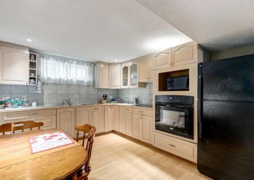 7 Lake Sylvan Close Se, Calgary, AB - Indoor Photo Showing Kitchen