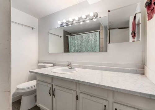 7 Lake Sylvan Close Se, Calgary, AB - Indoor Photo Showing Bathroom