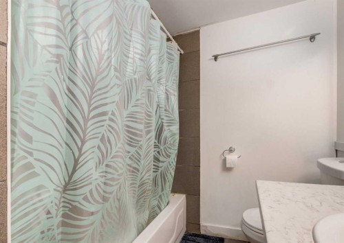 7 Lake Sylvan Close Se, Calgary, AB - Indoor Photo Showing Bathroom