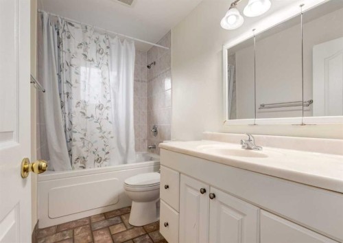 7 Lake Sylvan Close Se, Calgary, AB - Indoor Photo Showing Bathroom