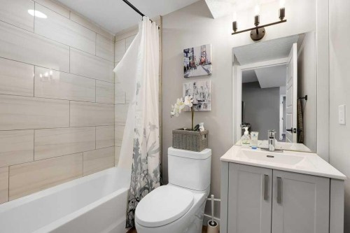 244 Belmont Boulevard Sw, Calgary, AB - Indoor Photo Showing Bathroom