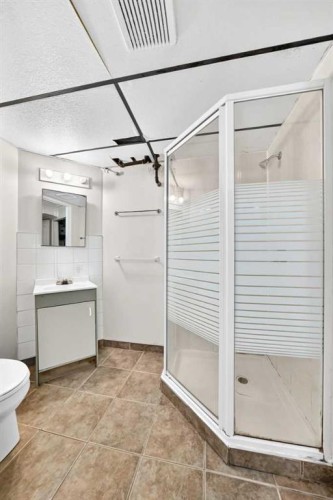 4628 Verona Drive Nw, Calgary, AB - Indoor Photo Showing Bathroom