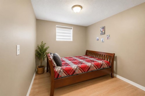 140 Tarawood Grove Ne, Calgary, AB - Indoor Photo Showing Bedroom