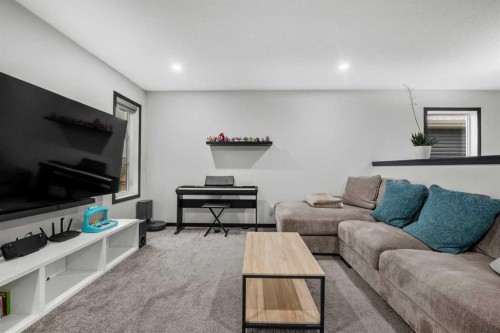 119 Howse Hill Ne, Calgary, AB - Indoor Photo Showing Living Room