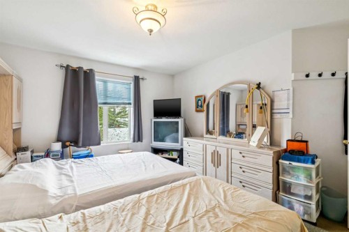 23 Sierra Nevada Close Sw, Calgary, AB - Indoor Photo Showing Bedroom