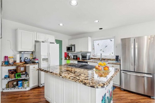23 Sierra Nevada Close Sw, Calgary, AB - Indoor Photo Showing Kitchen With Upgraded Kitchen