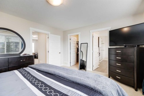 1701-1086 Williamstown Boulevard Nw, Airdrie, AB - Indoor Photo Showing Bedroom