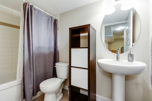 1701-1086 Williamstown Boulevard Nw, Airdrie, AB - Indoor Photo Showing Bathroom