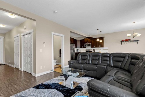 1701-1086 Williamstown Boulevard Nw, Airdrie, AB - Indoor Photo Showing Living Room