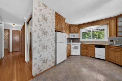 135 Huntcroft Way Ne, Calgary, AB - Indoor Photo Showing Kitchen