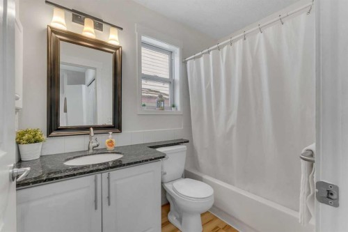 44 Douglas Glen Crescent, Calgary, AB - Indoor Photo Showing Bathroom