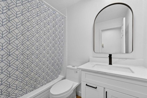 1091 Berkley Drive Nw, Calgary, AB - Indoor Photo Showing Bathroom