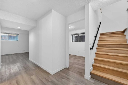 1091 Berkley Drive Nw, Calgary, AB - Indoor Photo Showing Other Room