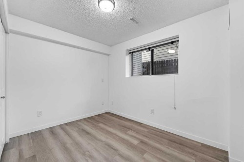 1091 Berkley Drive Nw, Calgary, AB - Indoor Photo Showing Other Room