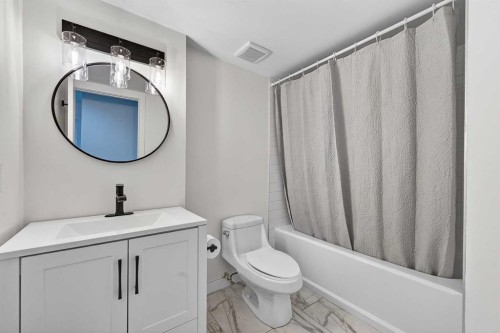 1091 Berkley Drive Nw, Calgary, AB - Indoor Photo Showing Bathroom