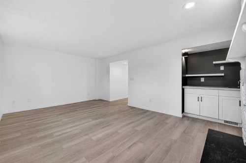 1091 Berkley Drive Nw, Calgary, AB - Indoor Photo Showing Other Room