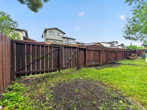 1091 Berkley Drive Nw, Calgary, AB - Outdoor