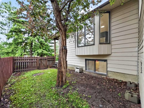 1091 Berkley Drive Nw, Calgary, AB - Outdoor With Exterior