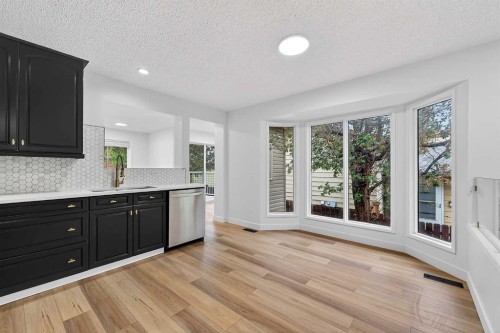 1091 Berkley Drive Nw, Calgary, AB - Indoor Photo Showing Kitchen