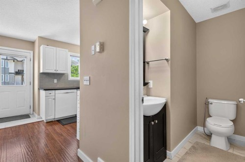 118 Royal Birch Villas Nw, Calgary, AB - Indoor Photo Showing Bathroom