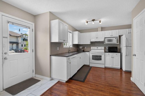 118 Royal Birch Villas Nw, Calgary, AB - Indoor Photo Showing Kitchen