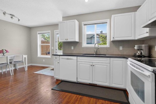 118 Royal Birch Villas Nw, Calgary, AB - Indoor Photo Showing Kitchen